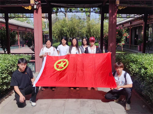 “告白青春”與團(tuán)旗團(tuán)徽合影活動(dòng)