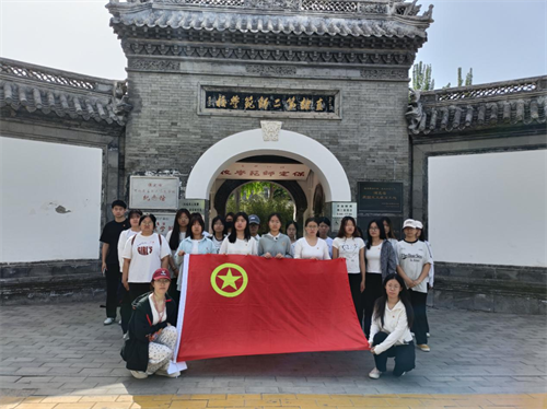 “告白青春”與團(tuán)旗團(tuán)徽合影活動(dòng)