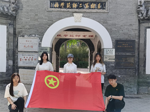 “告白青春”與團(tuán)旗團(tuán)徽合影活動(dòng)