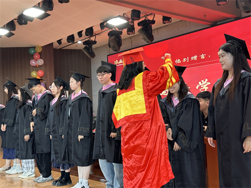 外國語學(xué)院隆重舉行2025屆畢業(yè)典禮暨學(xué)位授予儀式