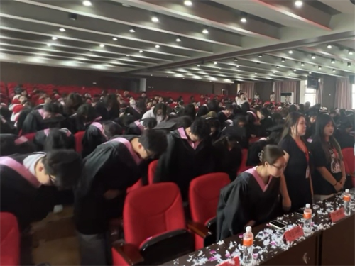 外國語學(xué)院隆重舉行2025屆畢業(yè)典禮暨學(xué)位授予儀式