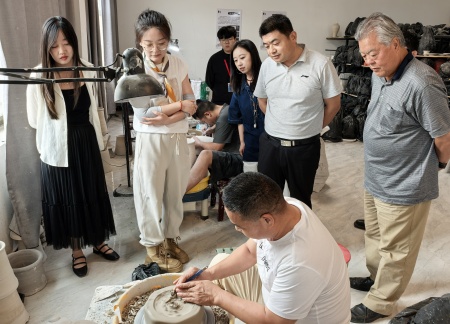 校企攜手育英才 基地揭牌促實(shí)踐 保定理工學(xué)院藝術(shù)學(xué)院與大宋定瓷共建實(shí)習(xí)基地