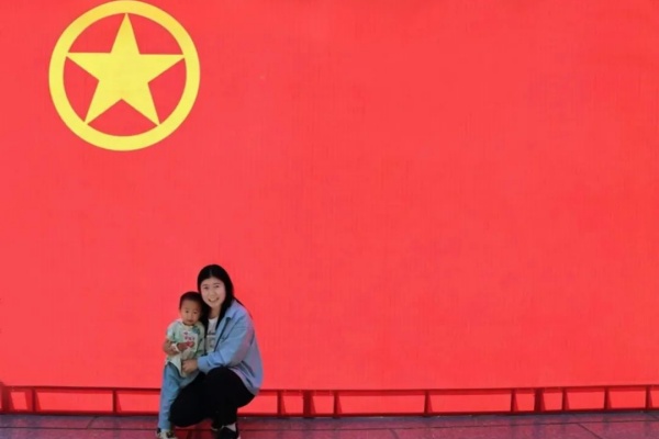 “我與團旗團徽合個影”：定格青春印記 鐫刻初心使命                                                                                                                     慧聚經濟