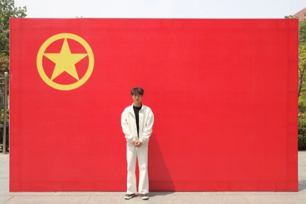 “我與團旗團徽合個影”：定格青春印記 鐫刻初心使命                                                                                                                     慧聚經濟