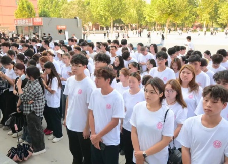 保定理工學(xué)院藝術(shù)學(xué)院 2025 級(jí)新生解鎖圖書館“靈感密碼”——入館教育活動(dòng)