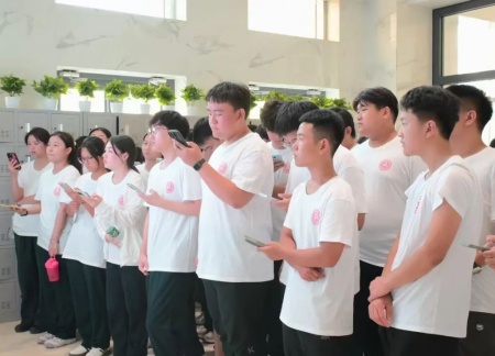 保定理工學(xué)院藝術(shù)學(xué)院 2025 級(jí)新生解鎖圖書館“靈感密碼”——入館教育活動(dòng)