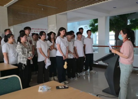 保定理工學(xué)院藝術(shù)學(xué)院 2025 級(jí)新生解鎖圖書館“靈感密碼”——入館教育活動(dòng)