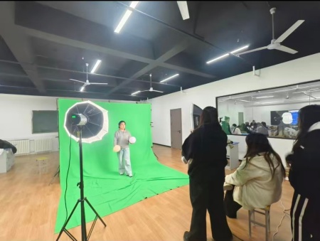 鏡頭凝詩 匠心筑夢 《電視綜藝晚會節(jié)目制作》綜藝海報創(chuàng)作紀實