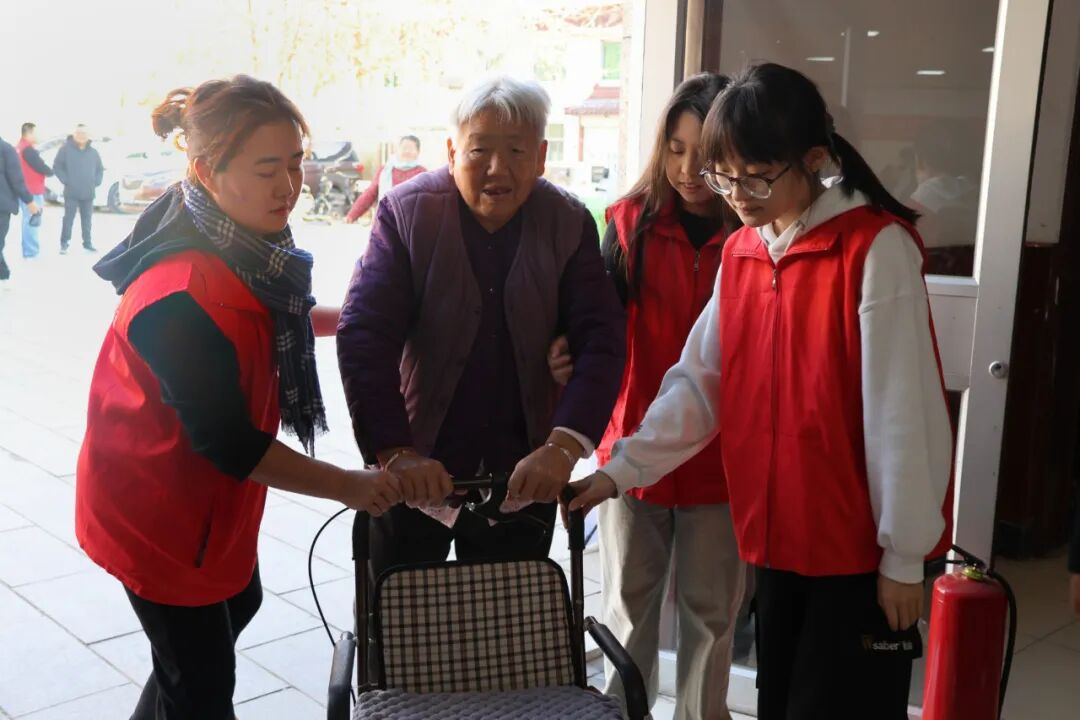 【情暖冬至，鄰里共饗】保定理工學(xué)院經(jīng)濟(jì)學(xué)院志愿者走進(jìn)東小莊村開(kāi)展“冬至送暖，志愿同行”主題冬至餃子宴活動(dòng)