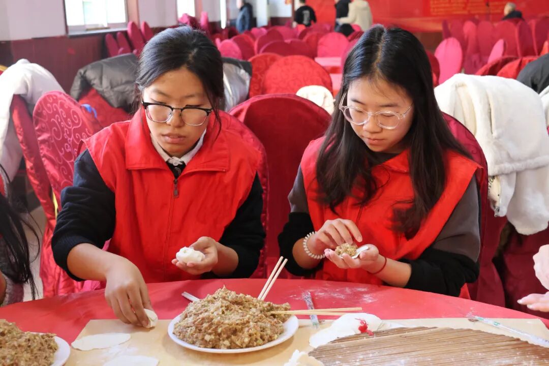 【情暖冬至，鄰里共饗】保定理工學(xué)院經(jīng)濟(jì)學(xué)院志愿者走進(jìn)東小莊村開(kāi)展“冬至送暖，志愿同行”主題冬至餃子宴活動(dòng)