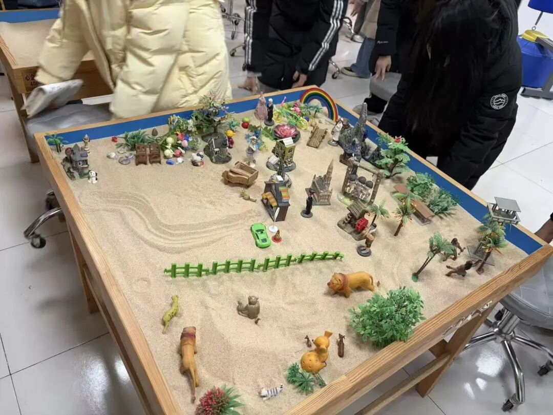 【教育學(xué)院·學(xué)院快訊】一沙一世界，一卡一乾坤——教育學(xué)院心理工作坊成功舉辦為期末減壓賦能