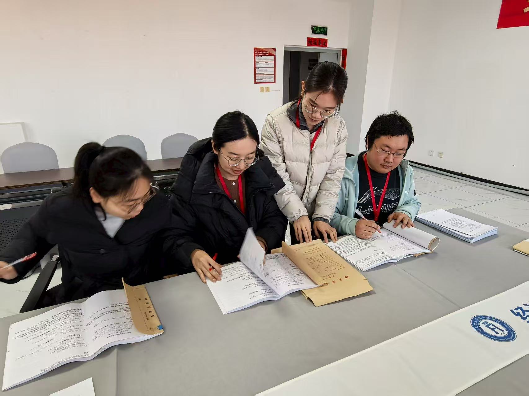 集體閱卷嚴(yán)把關(guān)——金融工程教研室開展集體閱卷工作