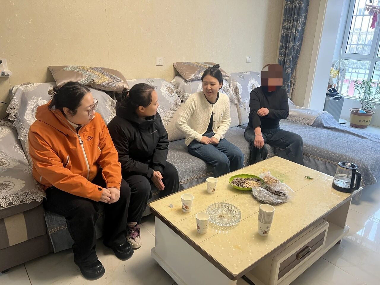 以“家”共育，以“訪”暖心，教育學(xué)院輔導(dǎo)員走訪國獎優(yōu)秀學(xué)子代表家庭，共話成長藍(lán)圖