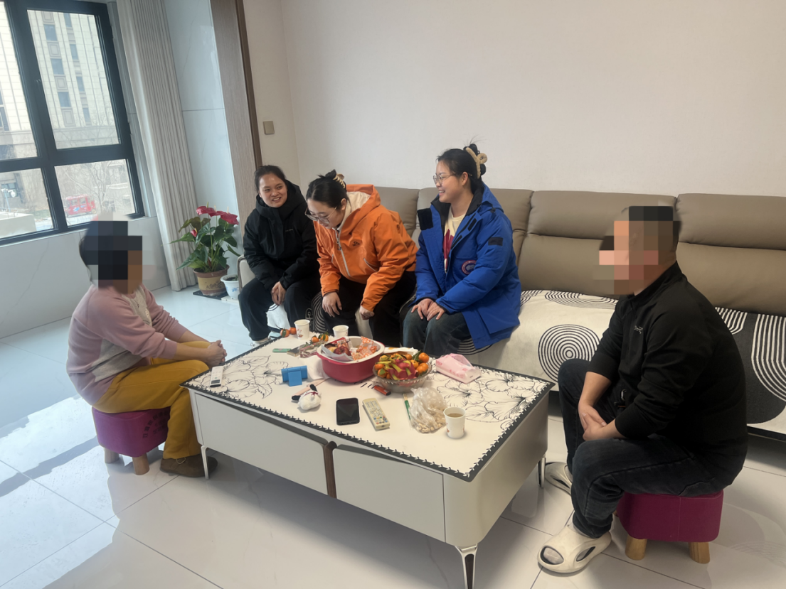 以“家”共育，以“訪”暖心，教育學(xué)院輔導(dǎo)員走訪國獎優(yōu)秀學(xué)子代表家庭，共話成長藍(lán)圖